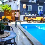 Four Seasons Hotel 2*