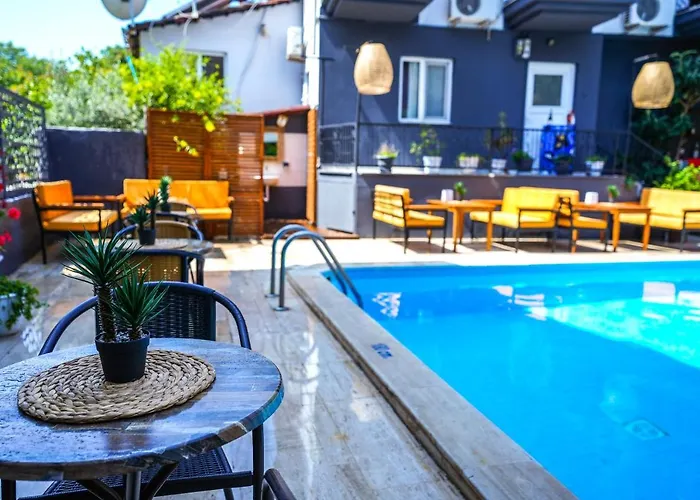 Four Seasons Hotel 2*