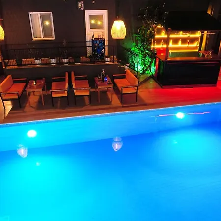 Four Seasons Hotel 2*