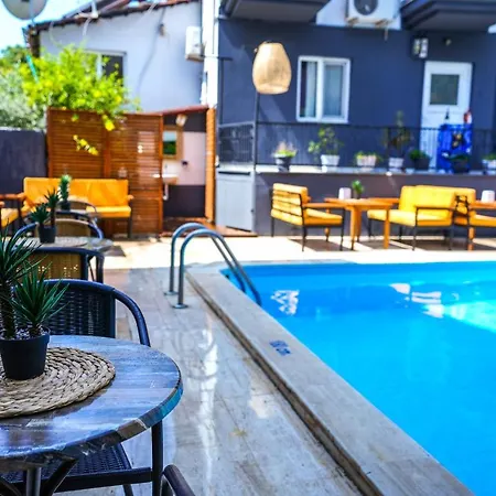 Four Seasons Hotel 2*