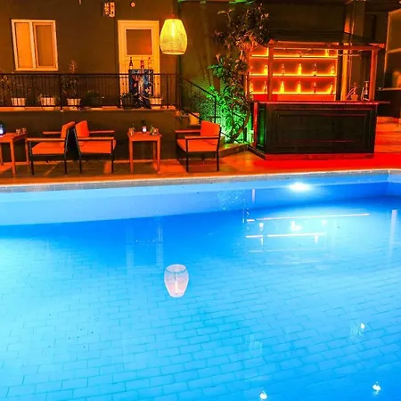 Four Seasons Hotel 2*