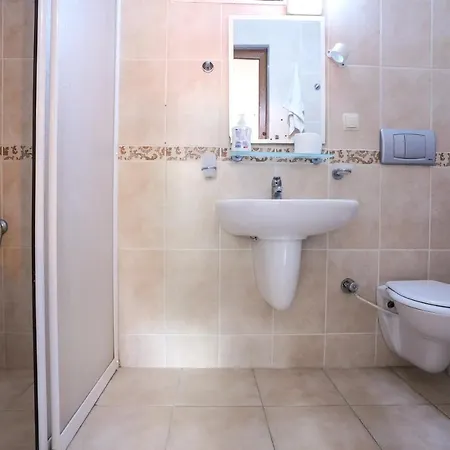 Four Seasons Hotel 2*