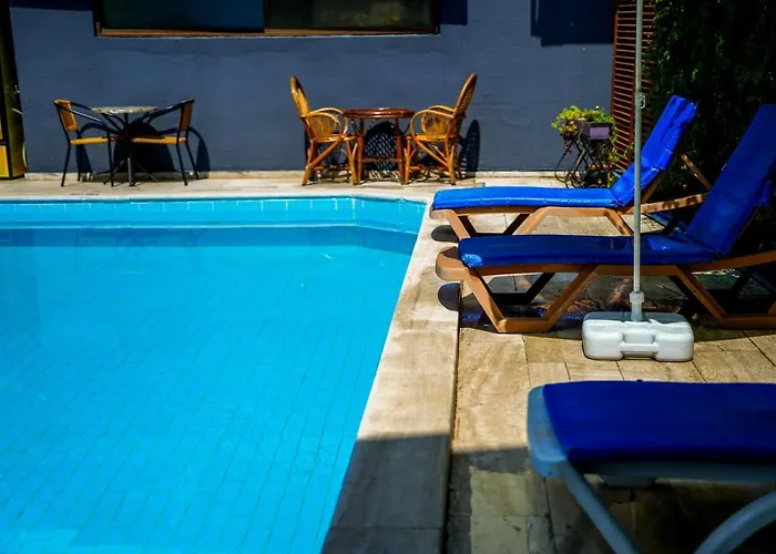 Four Seasons מלון 2*