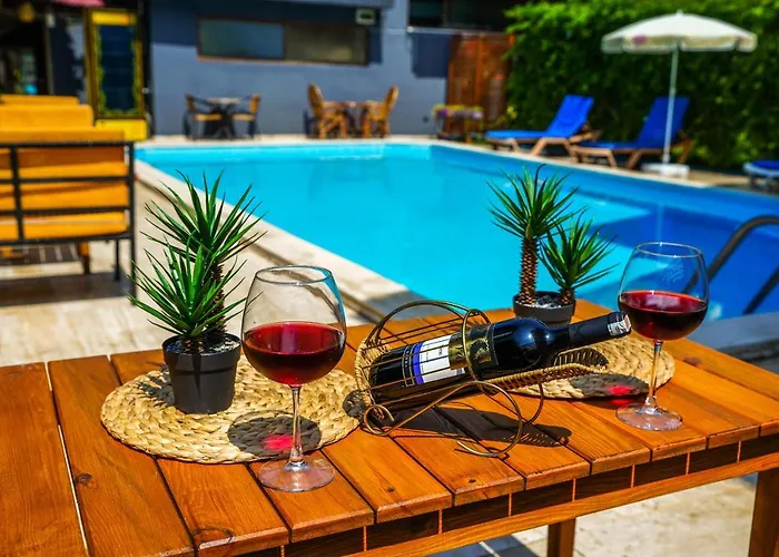 Four Seasons מלון 2*