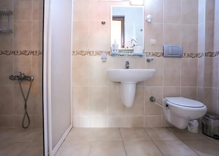 Four Seasons מלון 2*